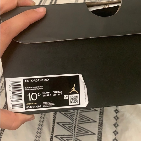 Air Jordan 1 Mid size 10.5 - Picture 3 of 4